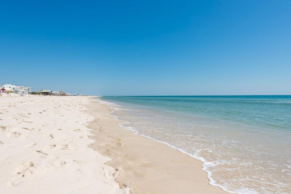 Beach - Modern beach home with screened porch, on-site pool, AC, & W&D (Gulf Shores)