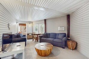 TV, offices - Downstairs duplex near the beach with full kitchen, WiFi, cable, partial AC (Gulf Shores)