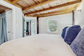 2 bedrooms, WiFi, bed sheets - Downstairs duplex near the beach with full kitchen, WiFi, cable, partial AC (Gulf Shores)