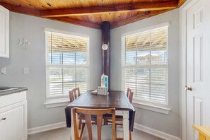 Dining - Downstairs duplex near the beach with full kitchen, WiFi, cable, partial AC (Gulf Shores)