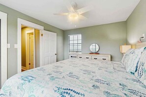 2 bedrooms, iron/ironing board, WiFi, bed sheets - Upstairs duplex near the beach with deck, outdoor shower, W/D, streaming, & AC (Gulf Shores)