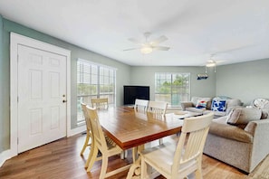 TV, DVD player, offices - Upstairs duplex near the beach with deck, outdoor shower, W/D, streaming, & AC (Gulf Shores)