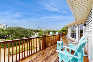 Terrace/patio - Upstairs duplex near the beach with deck, outdoor shower, W/D, streaming, & AC (Gulf Shores)