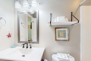 Shower, towels - First-floor dog-friendly condo with on-site pool, beach access, & balcony (Gulf Shores)