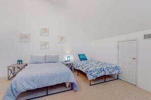 2 bedrooms, WiFi, bed sheets - Sunlit, two-story condo with pool, walk one block to the beach (Gulf Shores)