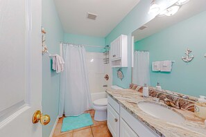 Shower, towels - Sunlit, two-story condo with pool, walk one block to the beach (Gulf Shores)