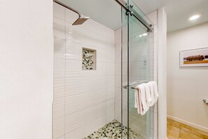 Shower, towels - Peaceful water view condo with sauna, pool, tennis court, W&D, hot tub, & patio (Gulf Shores)