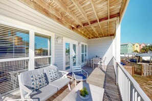 Outdoor dining - Dog-friendly townhome steps to beach with pool access & two balconies (Gulf Shores)