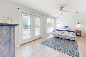 3 bedrooms, travel cot, WiFi, bed sheets - Dog-friendly townhome steps to beach with pool access & two balconies (Gulf Shores)