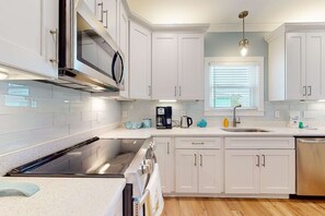 Fridge, microwave, oven, stovetop - Brand-new cottage with covered patio, central AC, W&D, & pool access - near beach (Gulf Shores)