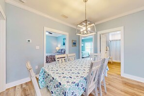 3 bedrooms, WiFi, bed sheets - Brand-new cottage with covered patio, central AC, W&D, & pool access - near beach (Gulf Shores)