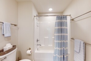 Shower, hair dryer, towels - Brand-new beach condo with pool, hot tub, AC & washer/dryer (Gulf Shores)