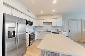 Fridge, microwave, oven, stovetop - Brand-new beach condo with pool, hot tub, AC & washer/dryer (Gulf Shores)