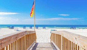 Beach - Brand-new beach condo with pool, hot tub, AC & washer/dryer (Gulf Shores)