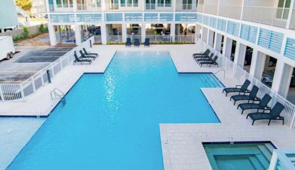 Pool - Brand-new beach condo with pool, hot tub, AC & washer/dryer (Gulf Shores)