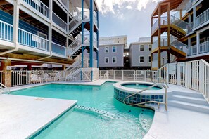 Pool - Beachfront condo with pool, hot tub, beach access & full kitchen (Gulf Shores)
