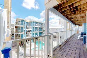 Property grounds - Beachfront condo with pool, hot tub, beach access & full kitchen (Gulf Shores)