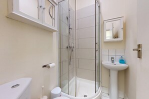 Shower, hair dryer, towels, soap - Bright 1BR-7 min walk to Tube-20 min to LDN centre (London)