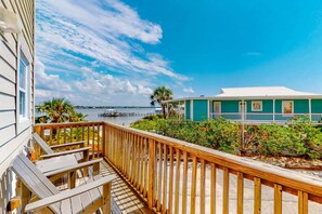 Terrace/patio - Modern waterfront condo with balcony & outdoor pool - beach across the street (Gulf Shores)