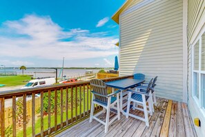 Outdoor dining - Modern waterfront condo with balcony & outdoor pool - beach across the street (Gulf Shores)