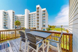 Outdoor dining - Modern waterfront condo with balcony & outdoor pool - beach across the street (Gulf Shores)