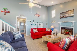 TV, fireplace - Sunny oceanfront home with beach access, balcony, washer/dryer, & WiFi (Gulf Shores)