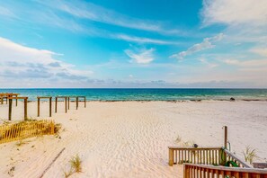 On the beach - Sunny oceanfront home with beach access, balcony, washer/dryer, & WiFi (Gulf Shores)
