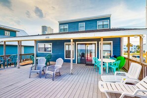 Outdoor dining - Sunny oceanfront home with beach access, balcony, washer/dryer, & WiFi (Gulf Shores)
