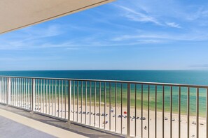 Ein Balkon mit Blick auf Strand und Meer.