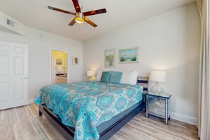 2 bedrooms, iron/ironing board, WiFi - Gulf front beach condo with multiple community pools & sauna (Gulf Shores)
