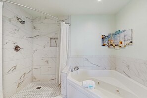 Shower, hair dryer, towels - Gulf front beach condo with multiple community pools & sauna (Gulf Shores)