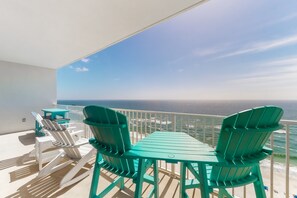 Property grounds - Open, bright condo w/ breathtaking Gulf-front view & shared pools/hot tubs (Gulf Shores)