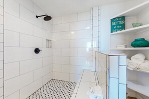 Shower, towels - Open, bright condo w/ breathtaking Gulf-front view & shared pools/hot tubs (Gulf Shores)