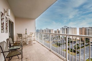 Outdoor dining - Condo overlooking the Gulf with pools, lazy river & breezeway to beach (Gulf Shores)