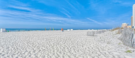 På stranden