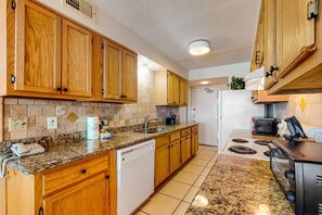 Fridge, microwave, oven, stovetop - Gulf-Front Condo w Amazing View, Balcony, AC & Shared Pools Hot Tubs Gym (Gulf Shores)