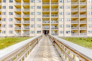 Exterior - Gulf-Front Condo w Amazing View, Balcony, AC & Shared Pools Hot Tubs Gym (Gulf Shores)