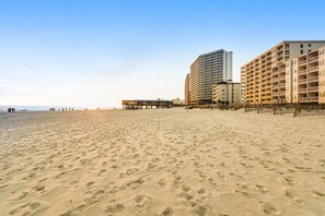 On the beach - Gulf-Front Condo w Amazing View, Balcony, AC & Shared Pools Hot Tubs Gym (Gulf Shores)