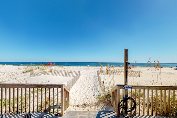 On the beach - 13th-Floor Gulf-Front Corner Condo wIncredible Views, Balcony, Shared Pool, Gym (Gulf Shores)