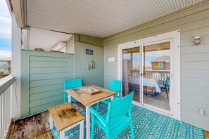 Outdoor dining - Waterfront condo with shared pool & pier, gas grill, balcony & AC (Gulf Shores)