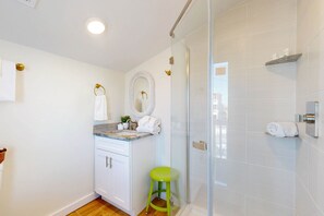 Shower, towels - Dorsey’s Wave On | Gulf-Front Beach House in Fort Morgan with Spacious Deck (Gulf Shores)