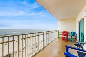 Property grounds - Corner Gulf/beachfront condo with pool, hot tub, sauna, & private balcony (Gulf Shores)