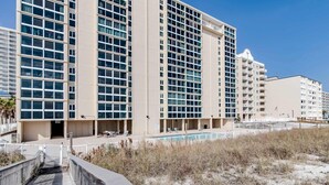 Un hôtel à plusieurs étages doté d’une piscine, d’un accès à la plage et d’une promenade en bord de mer.