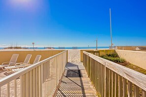 Property grounds - Gulf-front 5th-floor condo with balcony, pool & beach access - snowbird-friendly (Gulf Shores)
