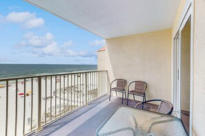 Property grounds - Gulf-front 5th-floor condo with balcony, pool & beach access - snowbird-friendly (Gulf Shores)