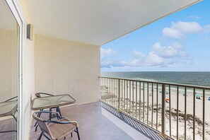 Property grounds - Gulf-front 5th-floor condo with balcony, pool & beach access - snowbird-friendly (Gulf Shores)
