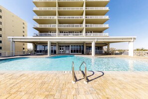 Pool - Beachfront condo with pool, hot tub, balcony, fitness room & amazing corner view (Gulf Shores)