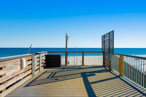On the beach - Beachfront condo with pool, hot tub, balcony, fitness room & amazing corner view (Gulf Shores)