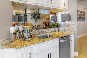 Interior - Beachfront condo with pool, hot tub, balcony, fitness room & amazing corner view (Gulf Shores)