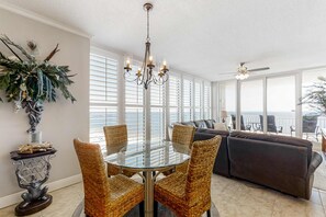 Dining - Beachfront condo with pool, hot tub, balcony, fitness room & amazing corner view (Gulf Shores)